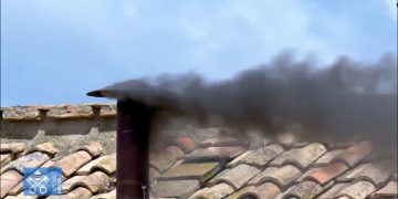 Segunda fumata negra en el Vaticano: los cardenales no consiguieron consenso para elegir nuevo Papa