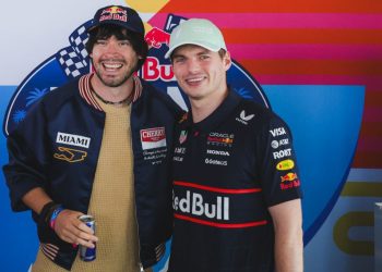 ¡Es oficial! Youtuber Germán Garmendia ya es parte de Red Bull; Max Verstappen le entrega la gorra de recibimiento