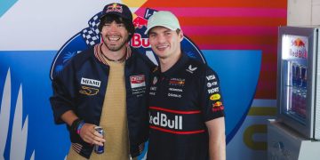 ¡Es oficial! Youtuber Germán Garmendia ya es parte de Red Bull; Max Verstappen le entrega la gorra de recibimiento