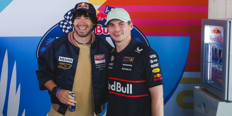 ¡Es oficial! Youtuber Germán Garmendia ya es parte de Red Bull; Max Verstappen le entrega la gorra de recibimiento