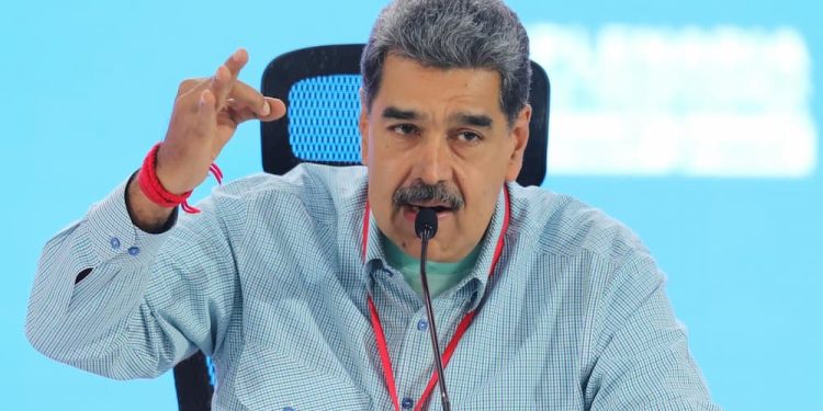 Maduro repudia la decisión de retirar la protección legal a miles de venezolanos en EEUU