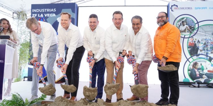 Proindustria da primer palazo para construcción nueva nave industrial en zona franca La Vega