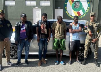 Apresan conductor que ocultaba indocumentados en el baúl de un vehículo en San Juan