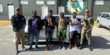 Apresan conductor que ocultaba indocumentados en el baúl de un vehículo en San Juan