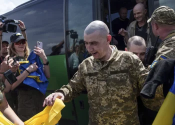 Rusos y ucranianos intercambian listas de prisioneros para el mayor canje de la guerra