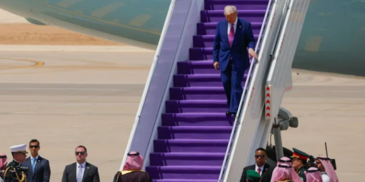 Trump llega Arabia Saudita para impulsar acuerdos multimillonarios