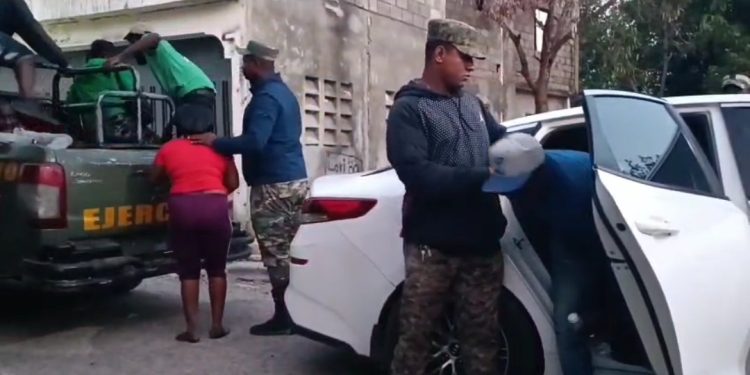 Ejército intercepta vehículo con inmigrantes indocumentados en San Juan 