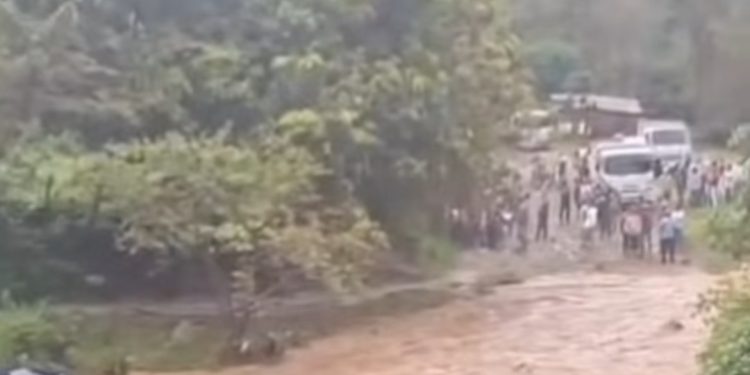 Río arrastra camioneta con sus 4 ocupantes en Constanza