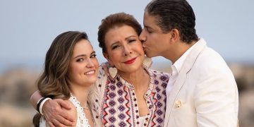 "Antes vivías con nosotras, tu madre, tu abuela, tu madre Arelis, y ahora, vives dentro de nosotras.Te amo, mi peque querida" Melba de Grullón