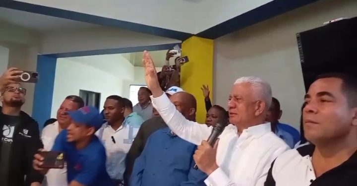 Presidente del Senado juramenta peledeistas en el PRM 