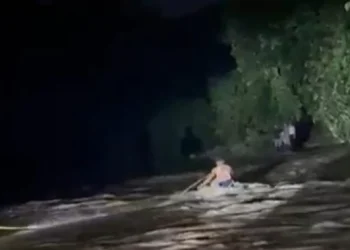 Bomberos salvan a cuatro jóvenes atrapados por crecida de río en Hato Mayor