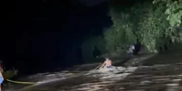 Bomberos salvan a cuatro jóvenes atrapados por crecida de río en Hato Mayor