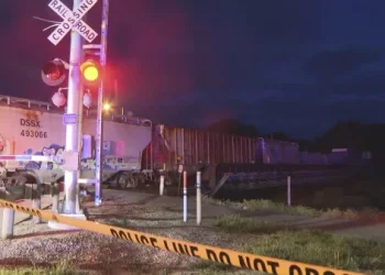 Tragedia en Ohio: Dos fallecidos, una bebé herida y otra niña desaparecida tras ser arrolladas por un tren
