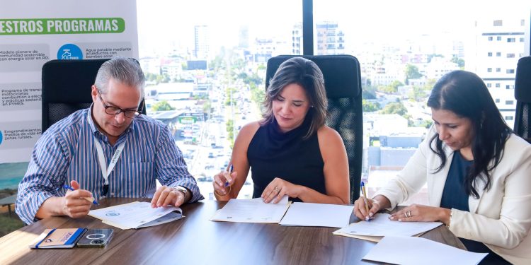 ASOFER, MER-RD y Nature Power Foundation firman acuerdo para impulsar la inserción de mujeres en el sector de energías renovables