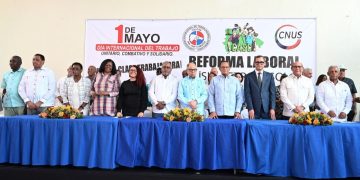 Ministro de Trabajo Eddy Olivares reafirma compromiso con salarios dignos y formalización laboral ante líderes sindicales en el Día Internacional del Trabajo