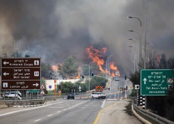Los incendios forestales arrasan el oeste de Jerusalén: al menos 36 heridos y más de diez localidades afectadas