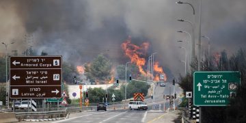Los incendios forestales arrasan el oeste de Jerusalén: al menos 36 heridos y más de diez localidades afectadas