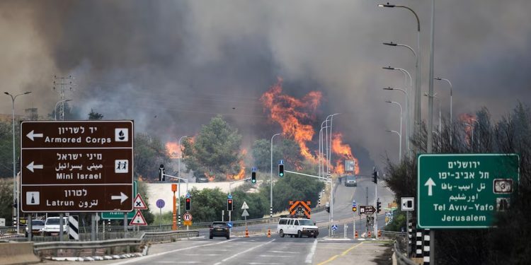 Los incendios forestales arrasan el oeste de Jerusalén: al menos 36 heridos y más de diez localidades afectadas