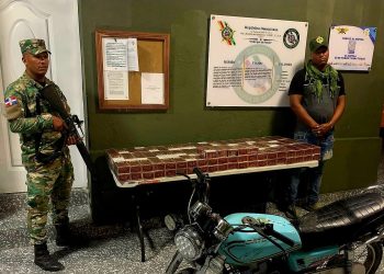 Decomisan 13 mil cigarrillos de contrabando que fueron abandonados junto a motocicleta en Jimaní