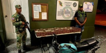 Decomisan 13 mil cigarrillos de contrabando que fueron abandonados junto a motocicleta en Jimaní
