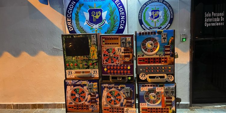 DINTEL ocupa drogas, armas blancas, tragamonedas y tarjetas de clonación durante operativos en el DN y SDN