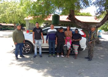 Arrestan a dos hombres que ocultaban inmigrantes indocumentados en el baúl de una jeepeta en San Juan de la Maguana