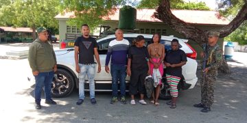 Arrestan a dos hombres que ocultaban inmigrantes indocumentados en el baúl de una jeepeta en San Juan de la Maguana