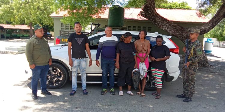 Arrestan a dos hombres que ocultaban inmigrantes indocumentados en el baúl de una jeepeta en San Juan de la Maguana