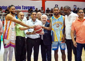 Senador Taveras Guzmán destaca alta calidad del torneo de baloncesto de la provincia Santo Domingo