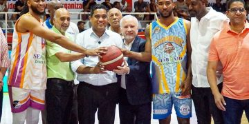 Senador Taveras Guzmán destaca alta calidad del torneo de baloncesto de la provincia Santo Domingo