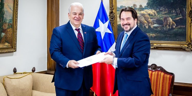 Embajador Juan Cohen Sander presenta Copias de Estilo ante el Gobierno de Chile