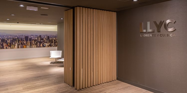 LLYC gana 9 millones de euros en 2024, un 7,2% más