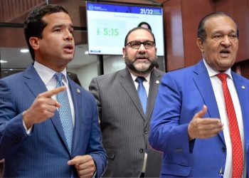 Senadores respaldan propuesta de Omar que veta de empleo público a traficantes de haitianos