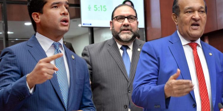 Senadores respaldan propuesta de Omar que veta de empleo público a traficantes de haitianos