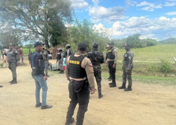 Atacan a tiros agentes DNCD en Baní; ocupan drogas y buscan a “alias Carlitos”