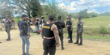 Atacan a tiros agentes DNCD en Baní; ocupan drogas y buscan a “alias Carlitos”