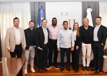 Ministro Kelvin Cruz recibe a David Ortiz y ejecutivos de Perfect Game