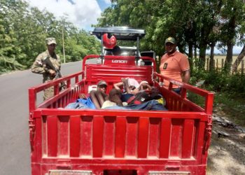 Detienen haitiano ocultaba bajo una lona a otros compatriotas en una motocicleta de tres ruedas