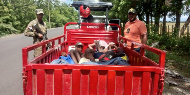 Detienen haitiano ocultaba bajo una lona a otros compatriotas en una motocicleta de tres ruedas