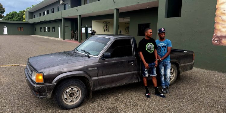 Incautan 76 mil cigarrillos de contrabando ocultos en el chasis de una camioneta en Santiago Rodríguez