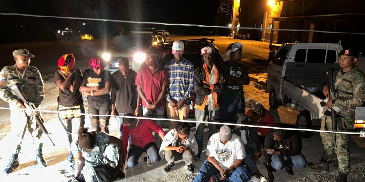 Detienen a 18 inmigrantes indocumentados en una jeepeta en Villa Vásquez