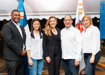 Carolina Mejía ilumina las calles del sector Rosmil