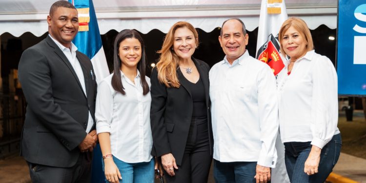 Carolina Mejía ilumina las calles del sector Rosmil