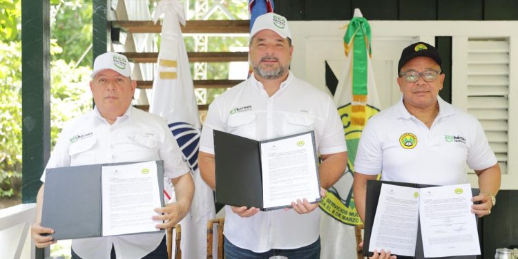 Presidente de Coopnama y ministro de Medio Ambiente firman convenio para fortalecer voluntariado “Ecohéroes Ciudadanos”