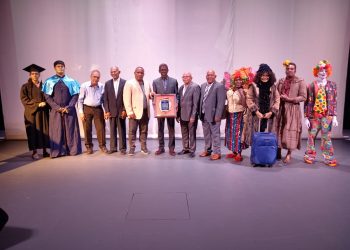 “Sin Cocoricamo”: Emotivo homenaje a Juan María Almonte en la apertura del XVII Festival Nacional Mayo Teatro 2025