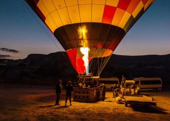 Globo aerostático se incendia en pleno vuelo; una persona muere al arrojarse