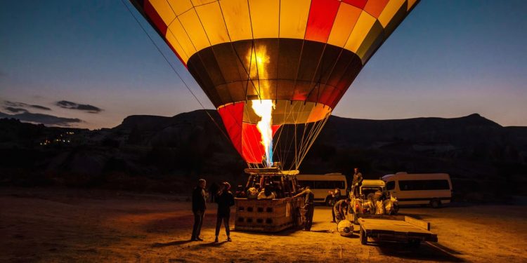 Globo aerostático se incendia en pleno vuelo; una persona muere al arrojarse