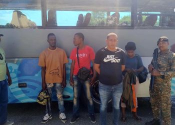 Por segunda vez Ejército arresta hombre con inmigrantes indocumentados en autobús en Azua