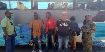 Por segunda vez Ejército arresta hombre con inmigrantes indocumentados en autobús en Azua