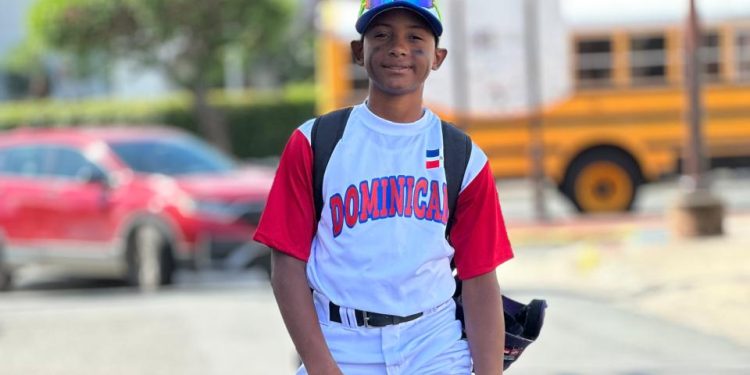Lewis Nadhiel Gómez Tolentino: un talento dominicano que promete brillar en el béisbol mundial